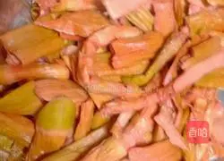 Illustration of how to make red bamboo shoot buns 1