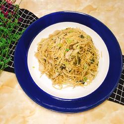 Fried Noodles with Shredded Pork and Pickled Vegetables