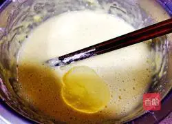Illustration of how to make egg cake skin 5
