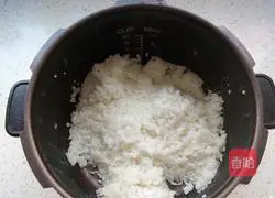 Illustration of how to make bacon cheese rice cakes 1