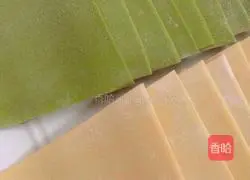 Illustration of how to make three-color wonton wrappers 1