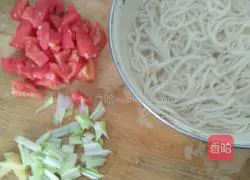 Illustration of how to make fried tomato noodles 1