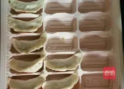 Illustration of how to make celery and pork dumplings 13