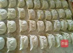 Illustration of how to make pork and cowpea filling dumplings 17