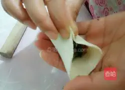 Illustration of making three fresh shepherd's purse dumplings 13