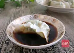 Illustration of how to make vegetarian dumplings with cucumber filling 19