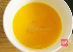 Illustration of how to make shrimp, egg and cucumber diced fried rice 2