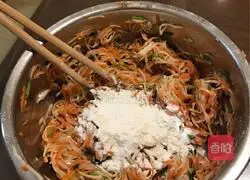 Illustration of how to make spiced potato pancakes 4