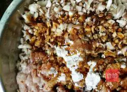 Illustration of how to make dumpling fillings 3