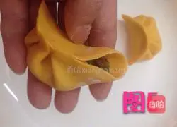 Double-fold dumpling wrapping method illustration 6