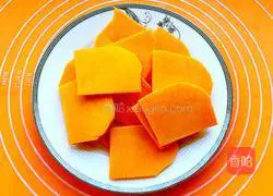 Illustration of how to make pumpkin conch steamed buns 2