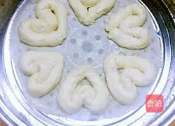 Illustration of how to make love steamed buns 10