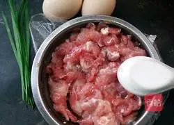 Illustration of how to make minced meat and egg fried rice 1