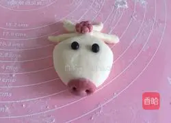 Illustration of how to make cute cow steamed buns 14