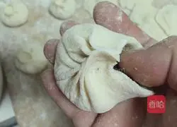 Illustration of how to make mutton and mushroom stuffed buns 15