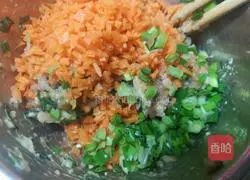 Illustration of how to make leek and pork wontons 4