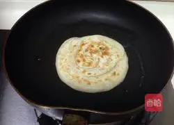 Illustration of how to make scallion pancakes 10