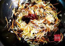 Illustration of how to make vegetarian three-silk fried noodles 17