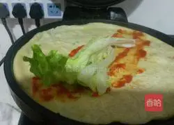 Illustration of how to make egg pancakes with lettuce 5