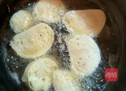 Illustration of how to make fried steamed bun slices 4