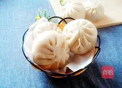 Illustration of how to make three fresh stuffed buns 15