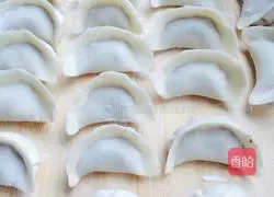 Illustration of how to make mushroom and pork dumplings 8