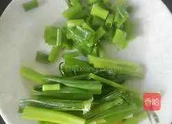 Illustration of how to make noodles with scallion oil 1