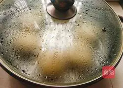 Illustration of how to make steamed buns with dried plums, vegetables and meat 17