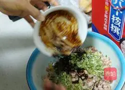 Illustration of how to make pork and green onion dumpling stuffing 4