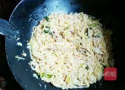 Illustration of how to make fried noodles 7