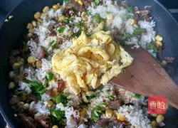 Illustration of how to make sausage fried rice 12