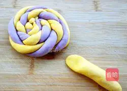 Pumpkin Illustration of how to make purple sweet potato lollipop steamed buns 15