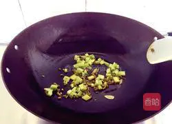 Illustration of how to make sausage and cucumber fried rice 5