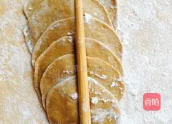 Illustration of how to make brown sugar steamed buns 14