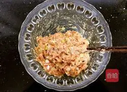 Illustration of how to make fresh meat wontons 5