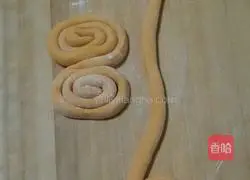 Illustration of how to make pumpkin and chrysanthemum steamed buns 11