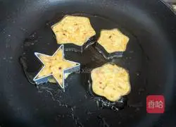 Illustration of how to make leftover rice and egg pancakes 8