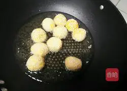 Illustration of how to make hollow sesame pumpkin cake 8