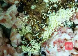 Illustration of how to make pork and coriander wonton stuffing 6