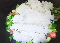 Illustration of how to make fried rice with sausages 8