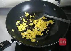 Illustration of how to make fried rice with bacon, mixed vegetables and eggs 3