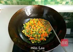 Illustration of how to make fried rice with mixed vegetables and diced meat and soy sauce 3