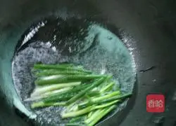 Illustration of how to make noodles with scallion oil 3