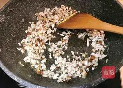 Illustration of how to make scallop and egg fried rice 11