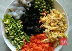 Five-color fried rice recipe illustration 6