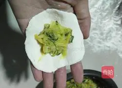 Pumpkin Illustration of how to make stuffed dumplings 6