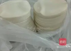 Illustration of how to make celery and pork dumplings 2