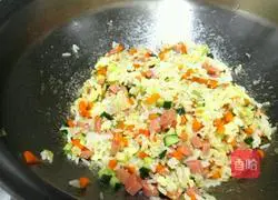 Illustration of how to make fried rice with eggs, ham and sausage 7