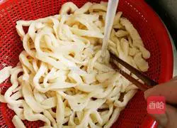 Illustration of how to make handmade tomato noodles 7