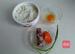Illustration of how to make sausage and egg fried rice 1